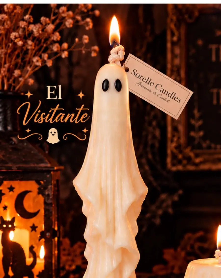 Vela de fantasma alto color marfil encendida